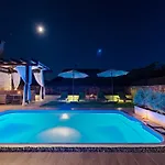 Marcela With Pool בית נופש *