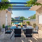 בית נופש Marcela With Pool *