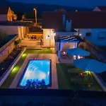 Marcela With Pool בית נופש *