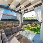 בית נופש Marcela With Pool Pridraga