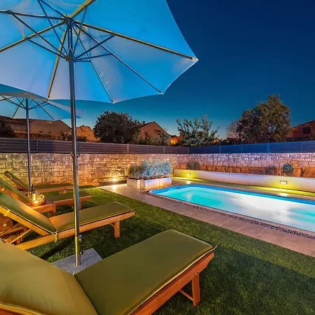 Marcela With Pool Pridraga