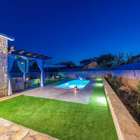 Marcela With Pool بيت للعطل *