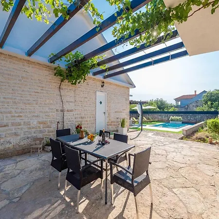 Marcela With Pool بيت للعطل Pridraga