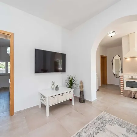 Marcela With Pool Pridraga