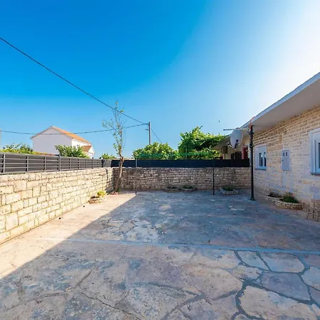 Marcela With Pool Pridraga