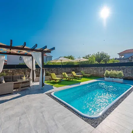 Marcela With Pool Pridraga