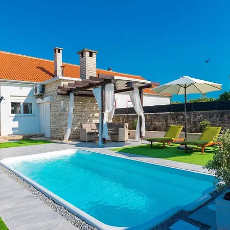 Marcela With Pool بيت للعطل