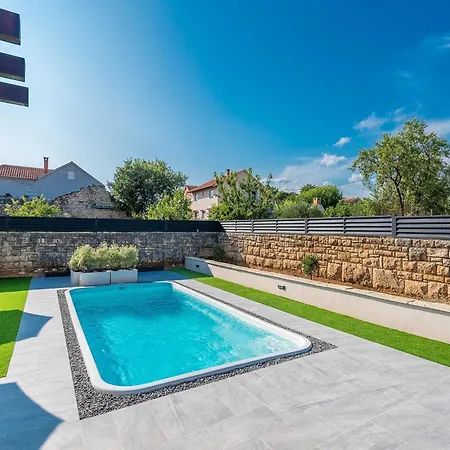 Marcela With Pool * Pridraga