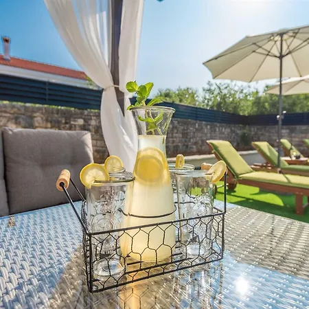 Marcela With Pool بيت للعطل Pridraga