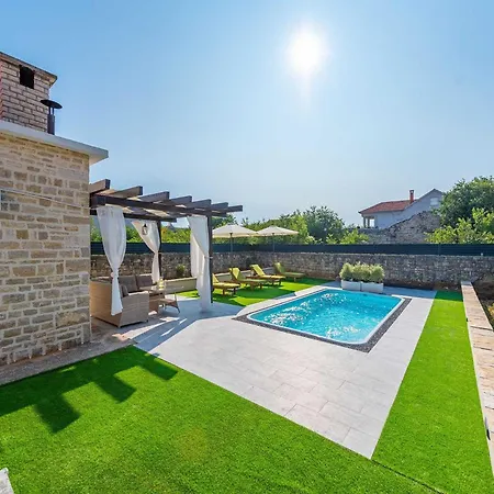 Marcela With Pool Pridraga