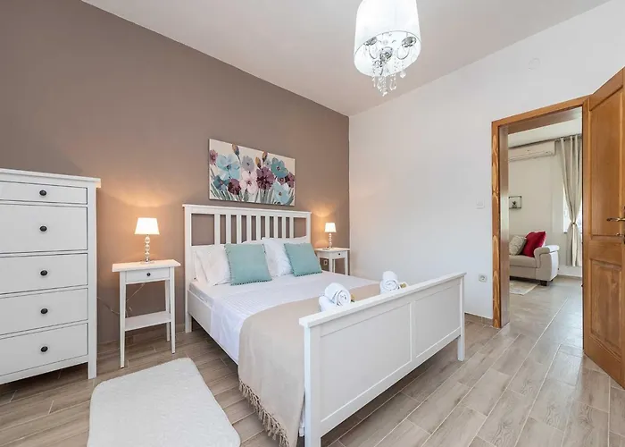 Marcela With Pool Hébergement de vacances Pridraga