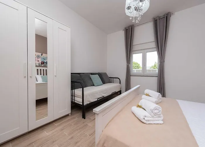 Marcela With Pool Hébergement de vacances Pridraga