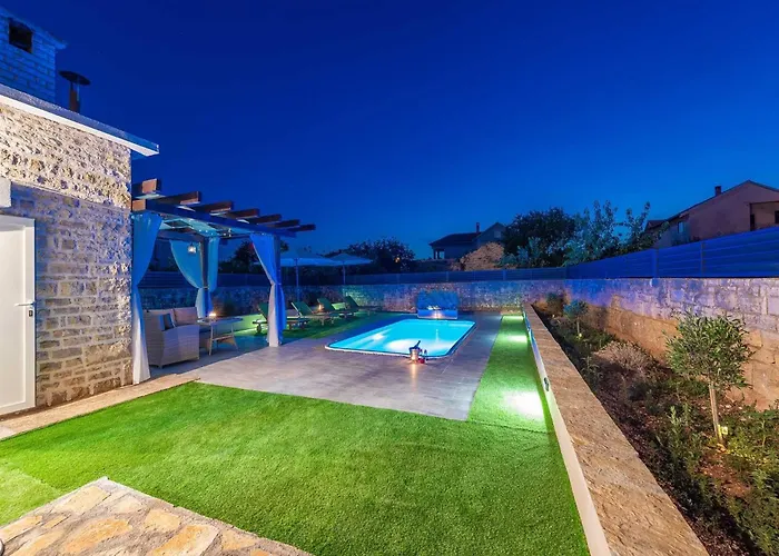 Marcela With Pool Hébergement de vacances *