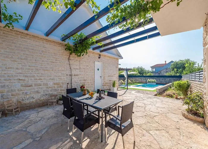 Marcela With Pool Hébergement de vacances Pridraga