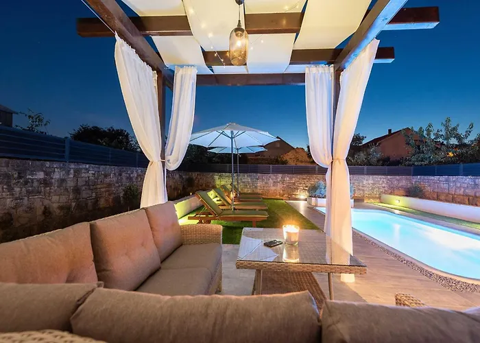 Marcela With Pool Hébergement de vacances