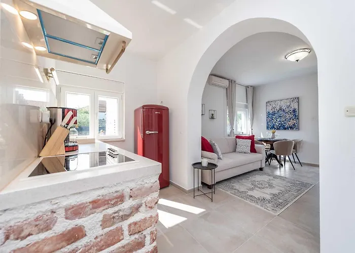 Marcela With Pool Hébergement de vacances Pridraga