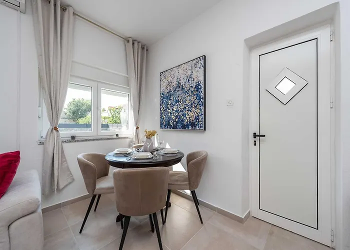 Marcela With Pool Pridraga