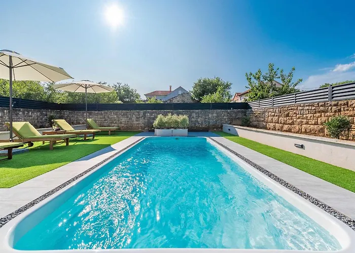 Marcela With Pool Hébergement de vacances Pridraga