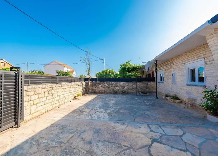 Marcela With Pool Pridraga