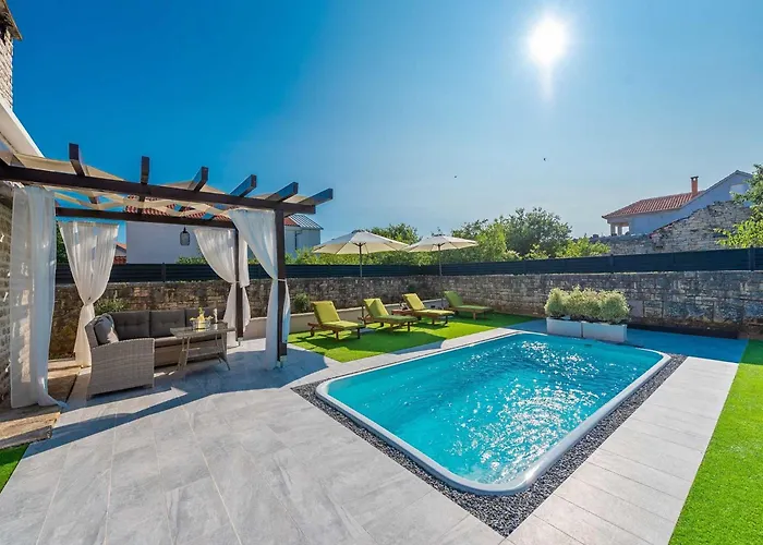 Marcela With Pool Pridraga