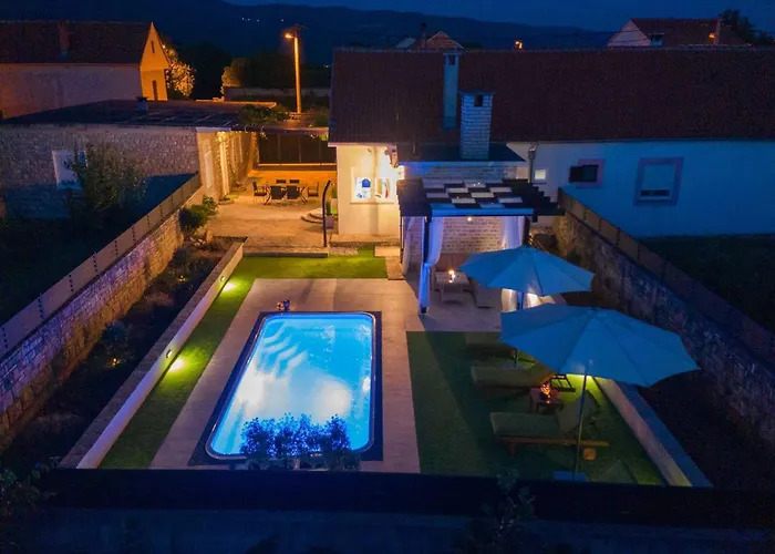 Marcela With Pool Hébergement de vacances *