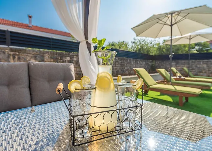 Marcela With Pool Hébergement de vacances Pridraga