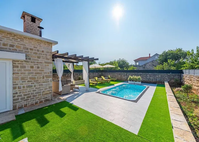 Marcela With Pool Pridraga