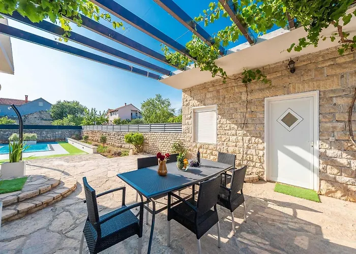 Marcela With Pool Hébergement de vacances *