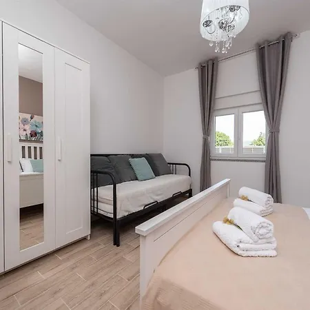 Marcela With Pool Vakantiehuis Pridraga