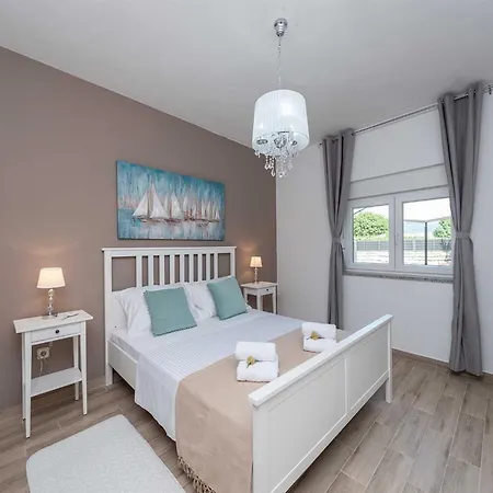 Vakantiehuis Marcela With Pool Pridraga