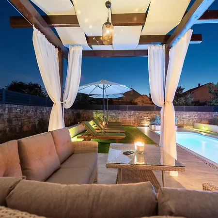 Marcela With Pool Vakantiehuis